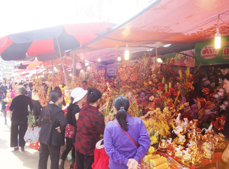 “Dân công sở” chen chúc cầu may ở Phủ Tây Hồ